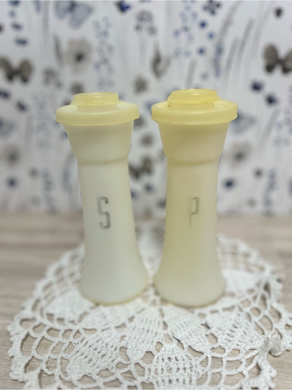 Vintage Tupperware 718 Hourglass Salt Pepper Shakers